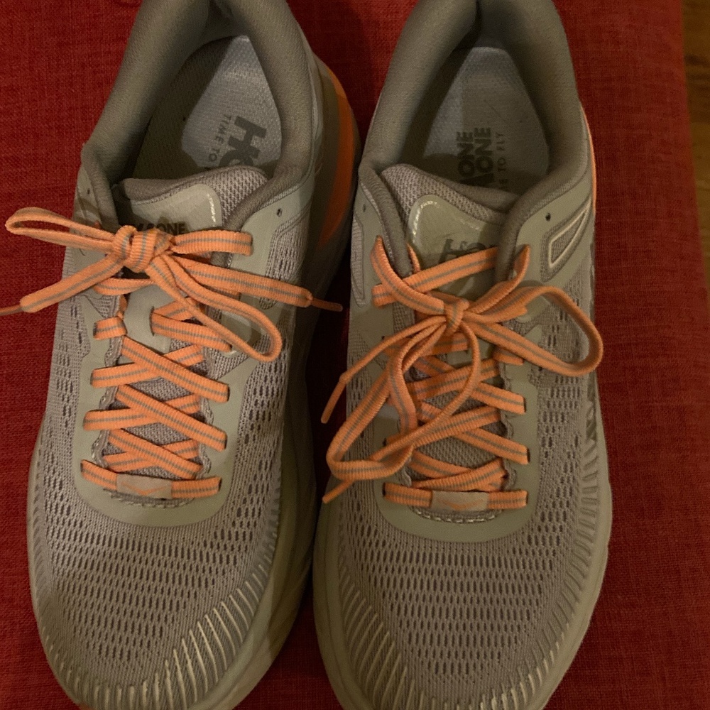Hoka Bondi 7 light grey, orange laces, 7.5